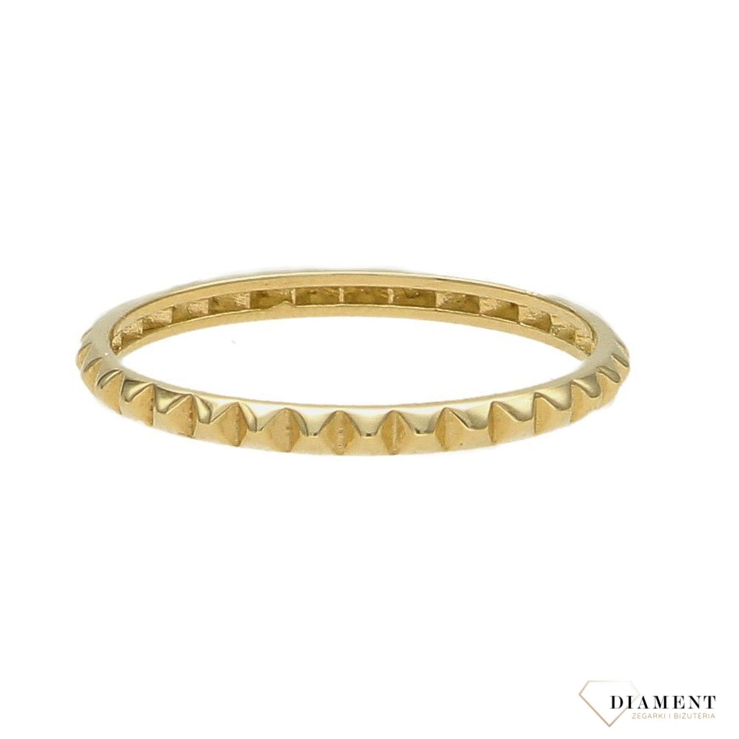 Złoty pierścionek 333 grawerowany PI 3797 333. Złoty pierścionek 333 obrączka grawerowana. Uroczy pierścionek w formie obrączki. Pierścionek został wykonany z 9-karatowego żółtego.jpg